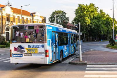 Mediamotion - Nagy felületű kültéri reklám, hirdetés a helyi buszok, villamosok oldalán és hátulján. 